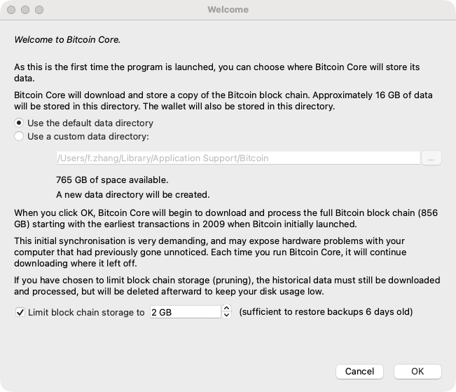 Bitcoin Core welcome screen showing the default data directory and a blockchain storage limit